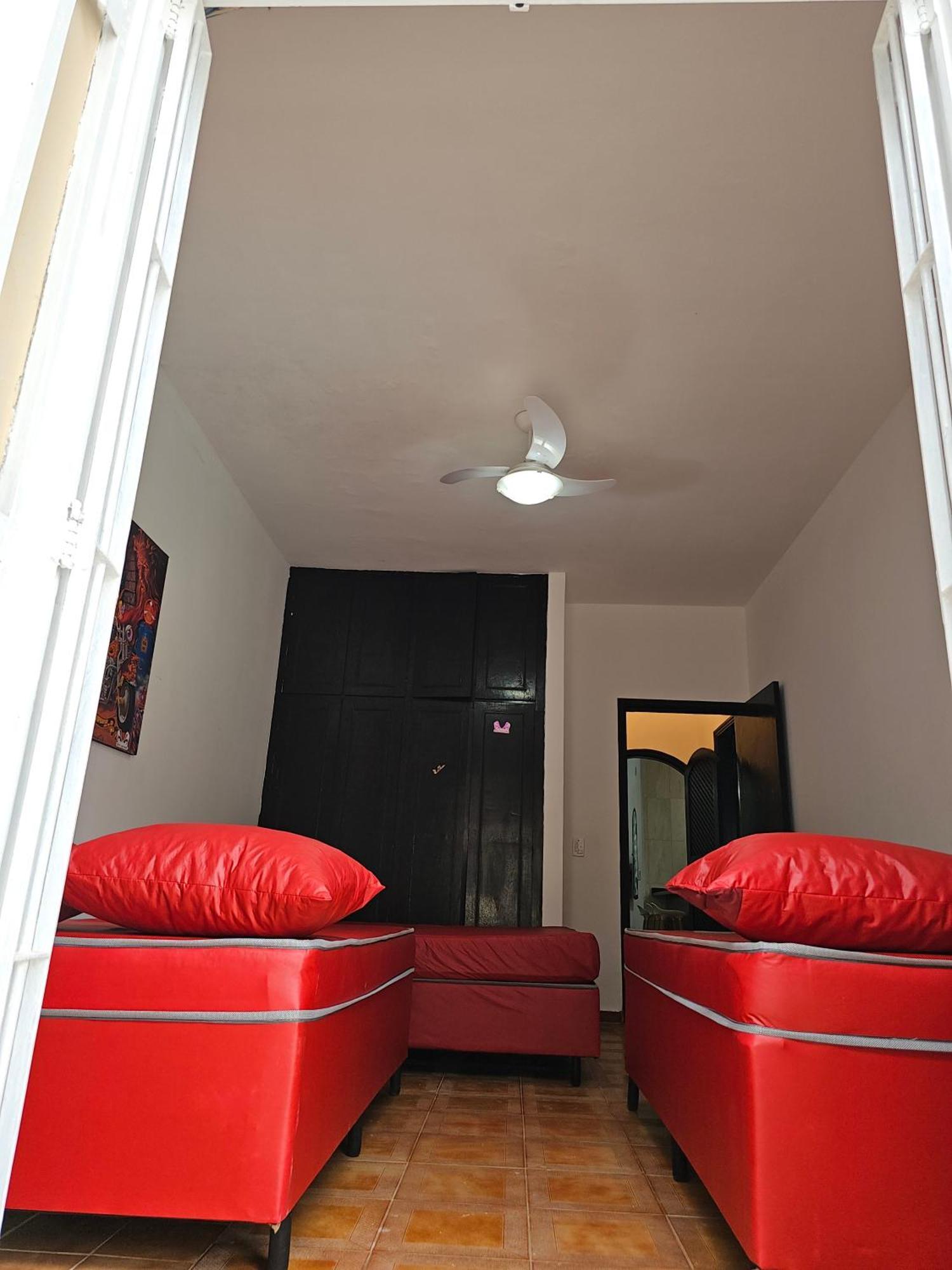 Casa Maravilhosa E Ampla Pe Na Areia Com Piscina, Area Gourmet Com Churrasqueira Em Deck Coberto Frente A Piscina, 4 Quartos Confortaveis E Espacosos, Sendo 2 Suites, Cozinha Americana E Sala De Jantar, Ampla Garagem Para 6 Carros - Mercado Na Rua Da Praia Grande Dış mekan fotoğraf