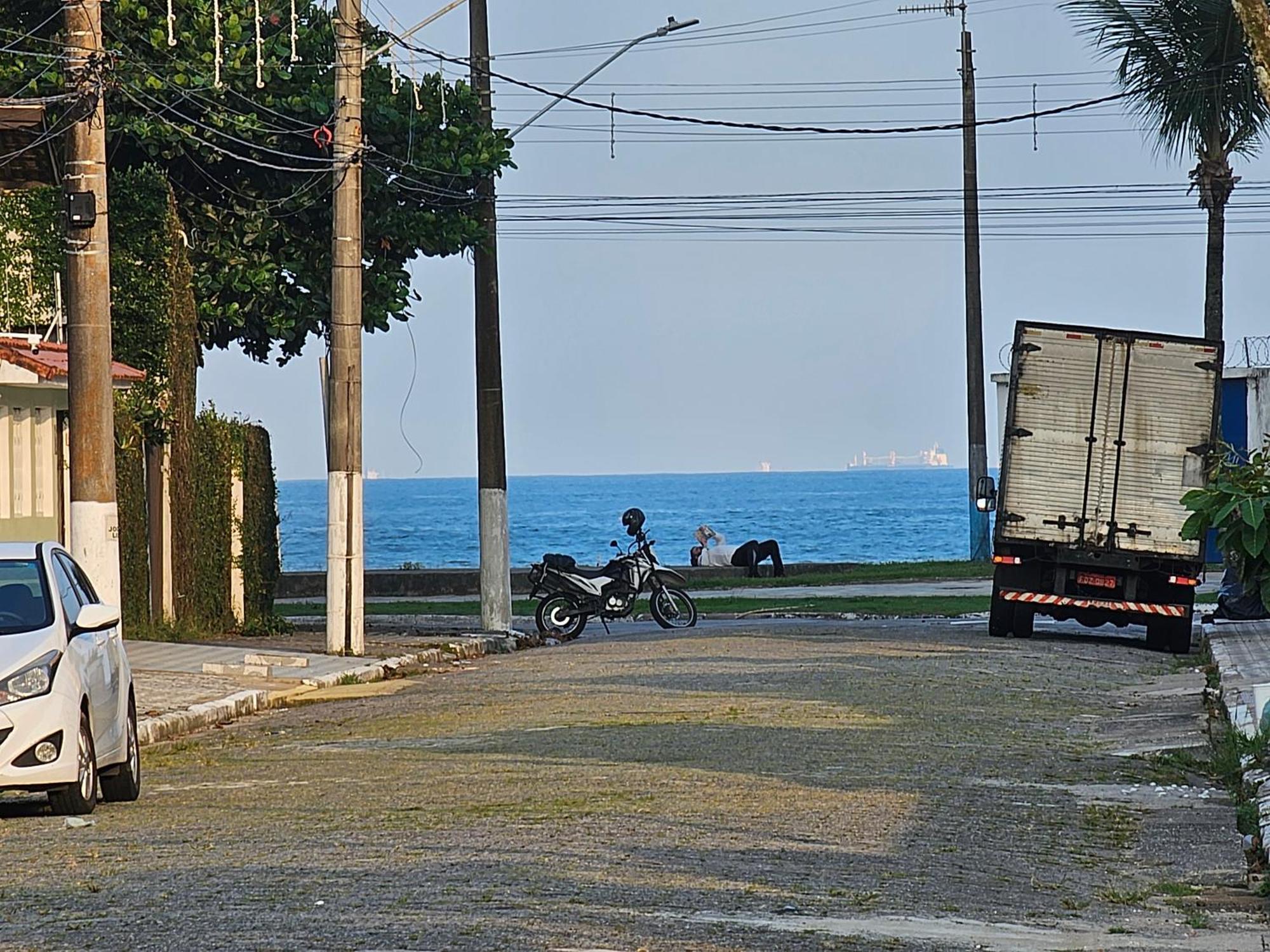 Casa Maravilhosa E Ampla Pe Na Areia Com Piscina, Area Gourmet Com Churrasqueira Em Deck Coberto Frente A Piscina, 4 Quartos Confortaveis E Espacosos, Sendo 2 Suites, Cozinha Americana E Sala De Jantar, Ampla Garagem Para 6 Carros - Mercado Na Rua Da Praia Grande Dış mekan fotoğraf