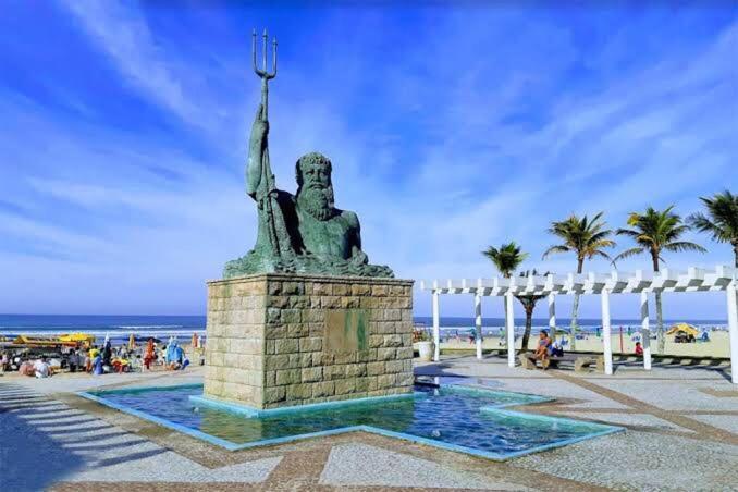 Casa Maravilhosa E Ampla Pe Na Areia Com Piscina, Area Gourmet Com Churrasqueira Em Deck Coberto Frente A Piscina, 4 Quartos Confortaveis E Espacosos, Sendo 2 Suites, Cozinha Americana E Sala De Jantar, Ampla Garagem Para 6 Carros - Mercado Na Rua Da Praia Grande Dış mekan fotoğraf